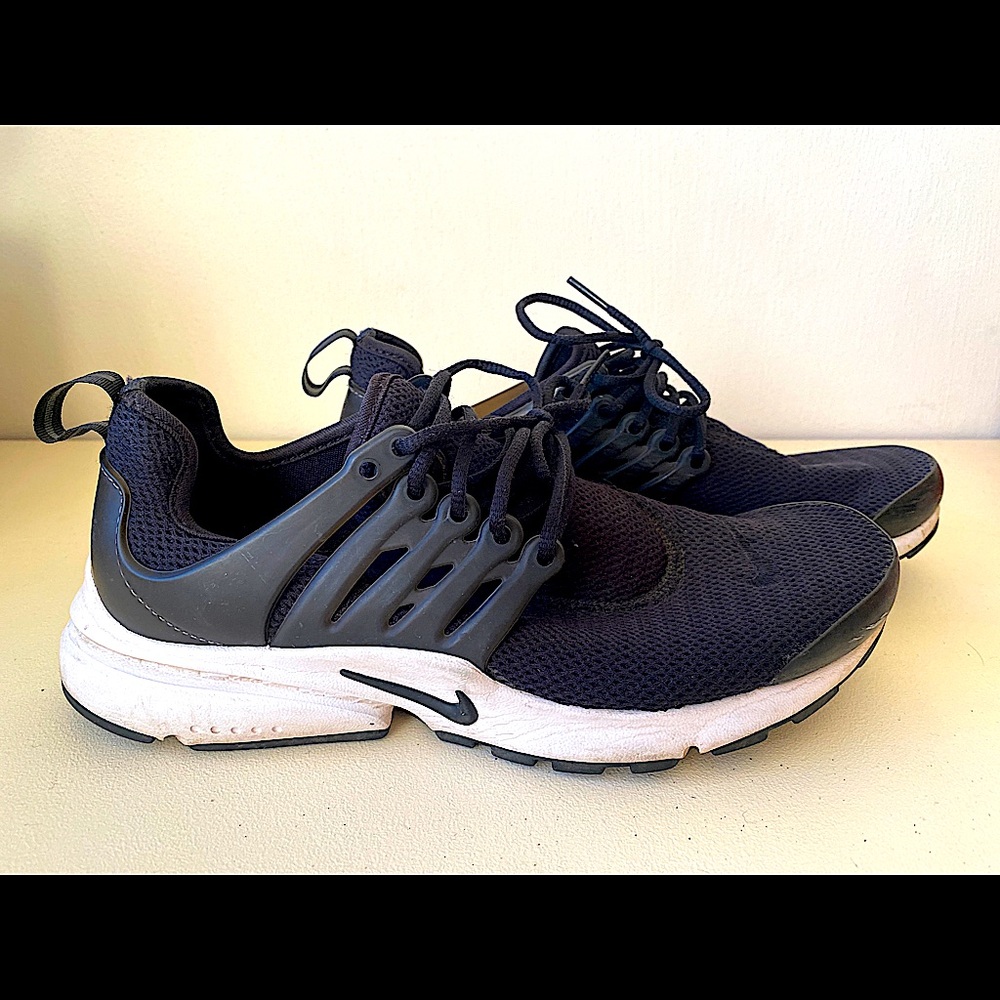 Nike Air Presto Black & White Size 8